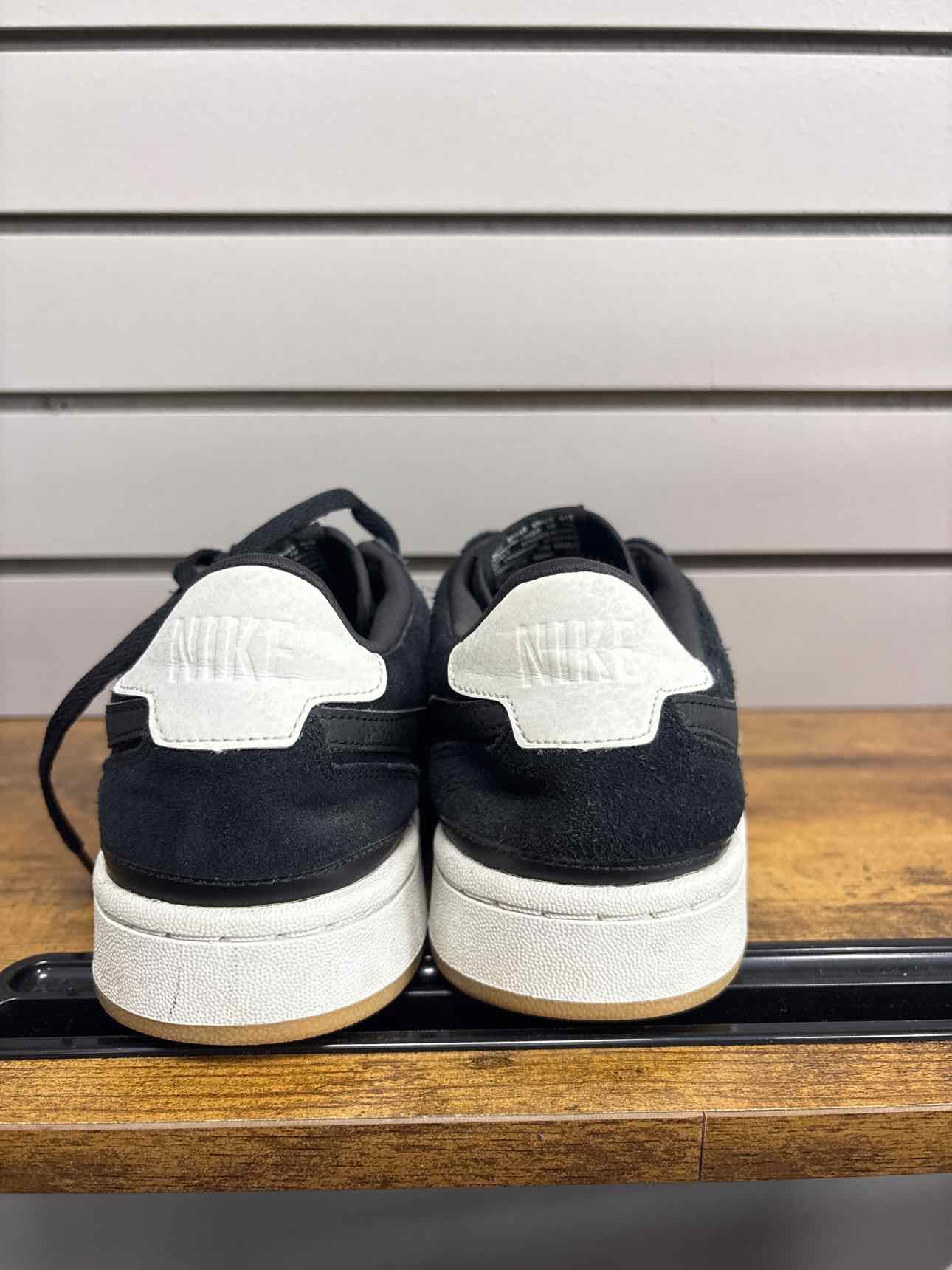 Women's W Shoe Size 9.5 Black Nike Sneaker