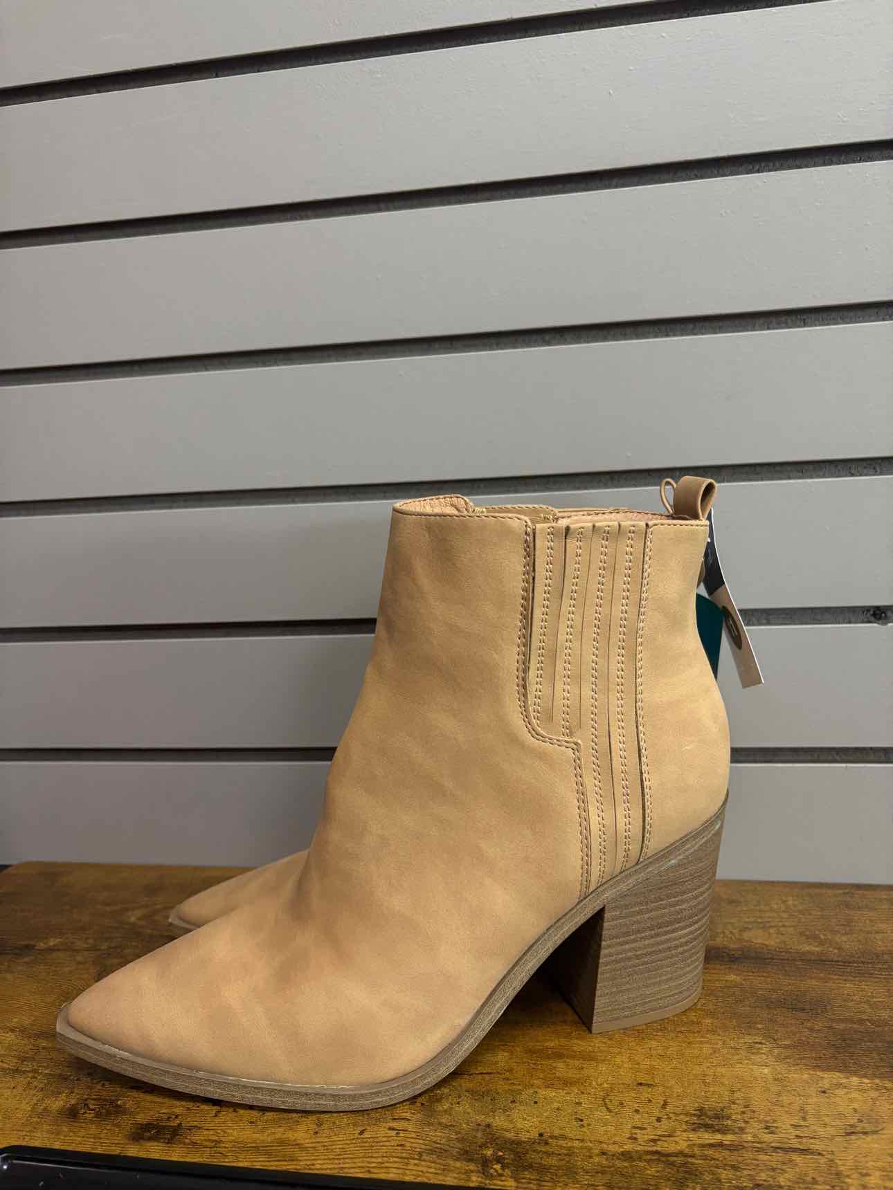 Women's W Shoe Size 11 Tan Universal Thread Boot