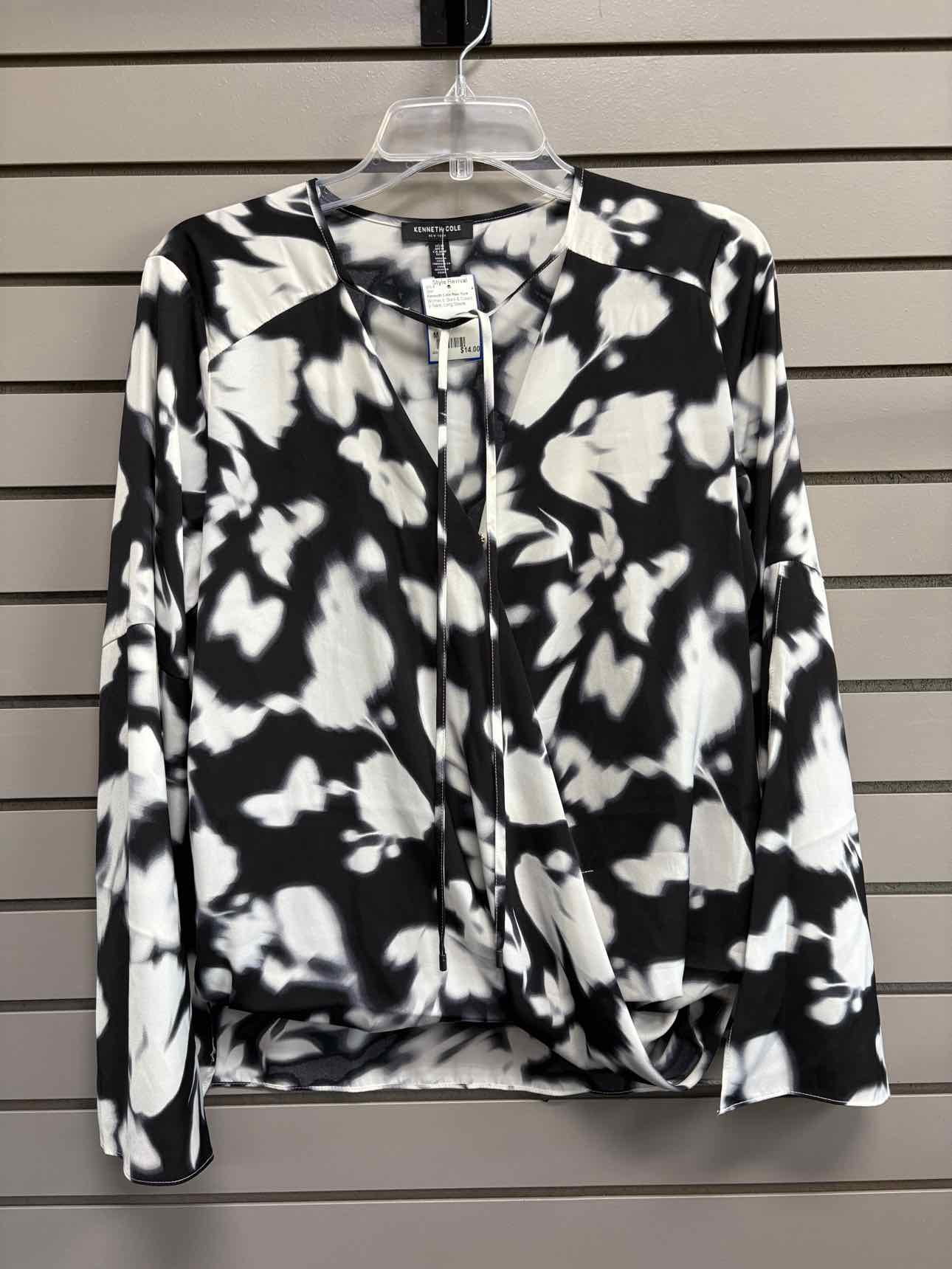 Women's Women Size M Black & Cream Kenneth Cole New York V-Neck Shirt