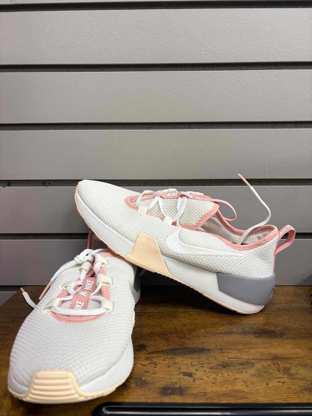 Women's W Shoe Size 7.5 White Nike Sneaker