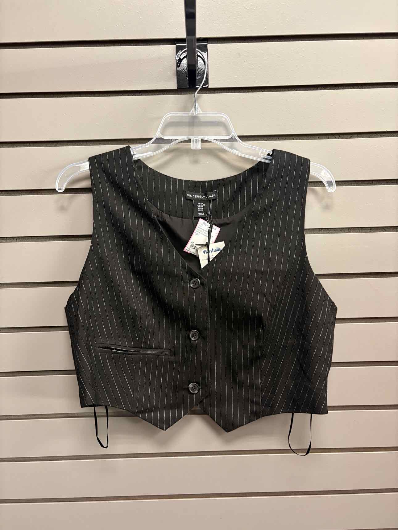 Women's Women Size XL Black & White Sincerely Jules Stripe Sleeveless Shirt