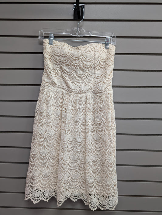 Women's Size M Cream Vanity Sleeveless Lace Above Knee Dress
