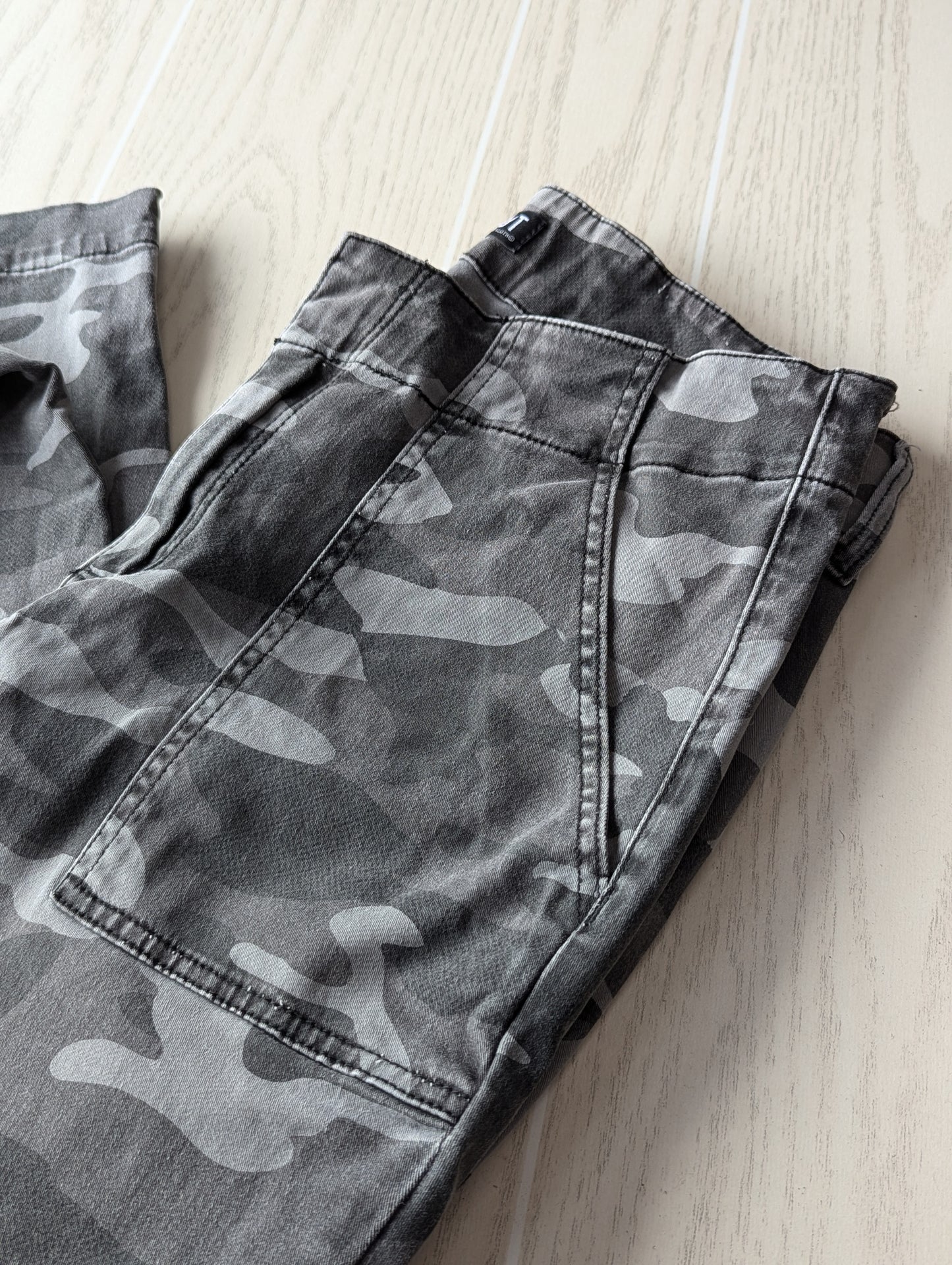 Women's Waist Size 8 KUT Gray Camoflage Casual Jean