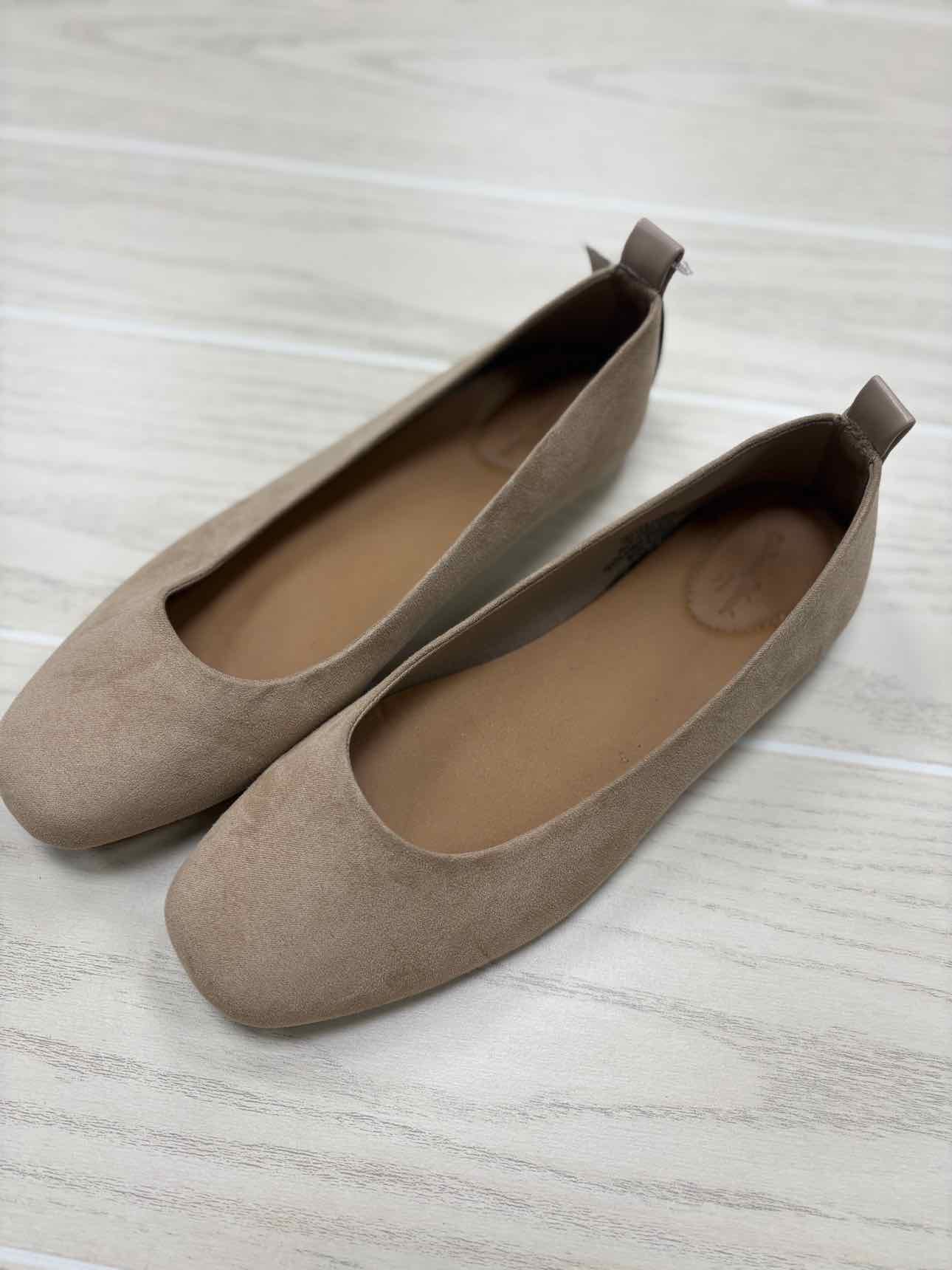 Shoe Size 8.5 Tan Universal Thread Flat